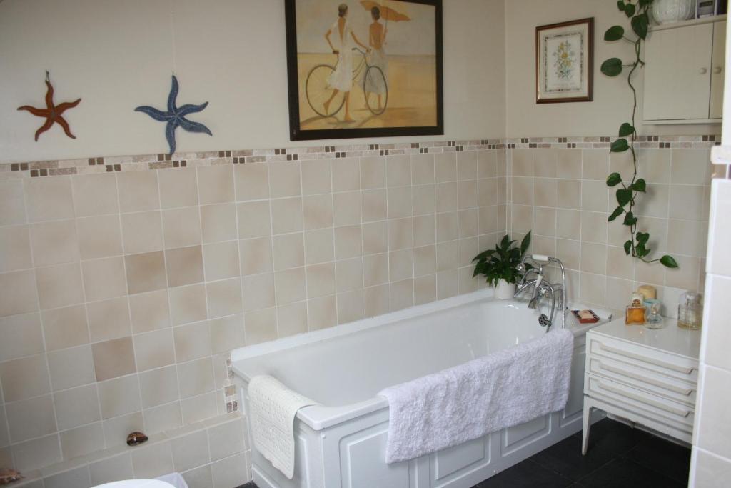 Bed and Breakfast Ty Carreg Лланвртид-Уэлс Номер фото