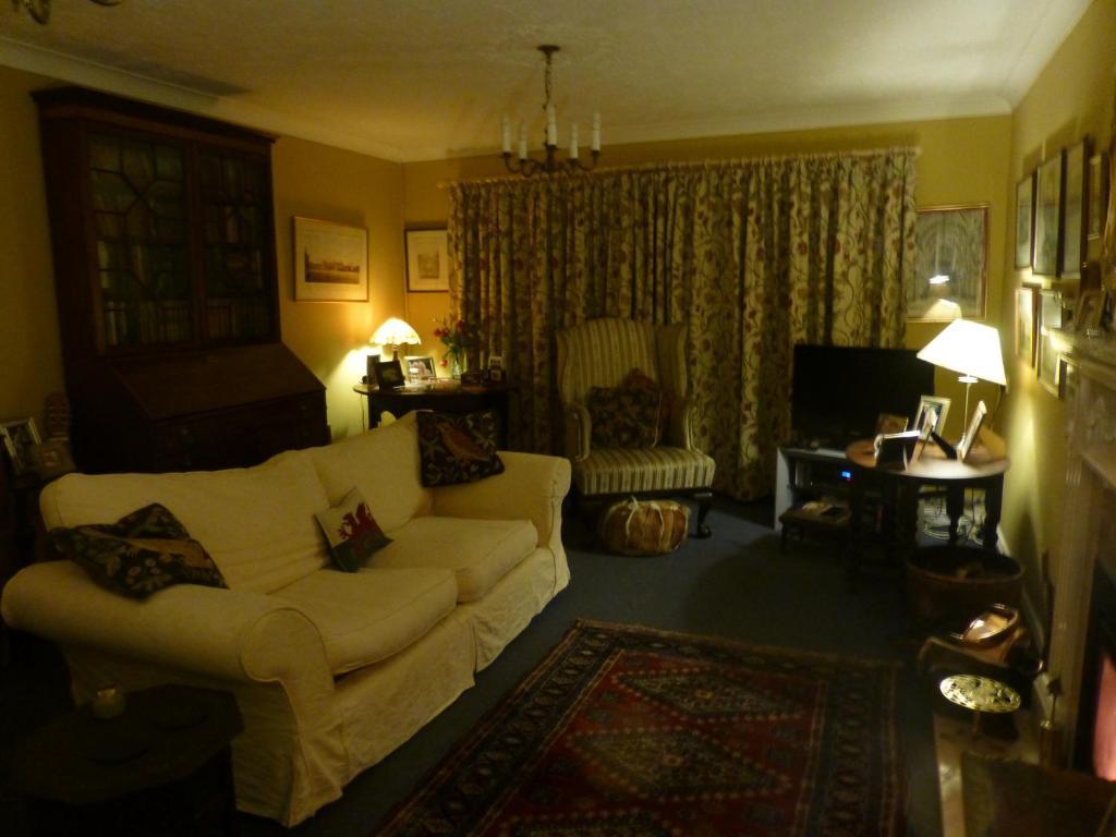 Bed and Breakfast Ty Carreg Лланвртид-Уэлс Экстерьер фото