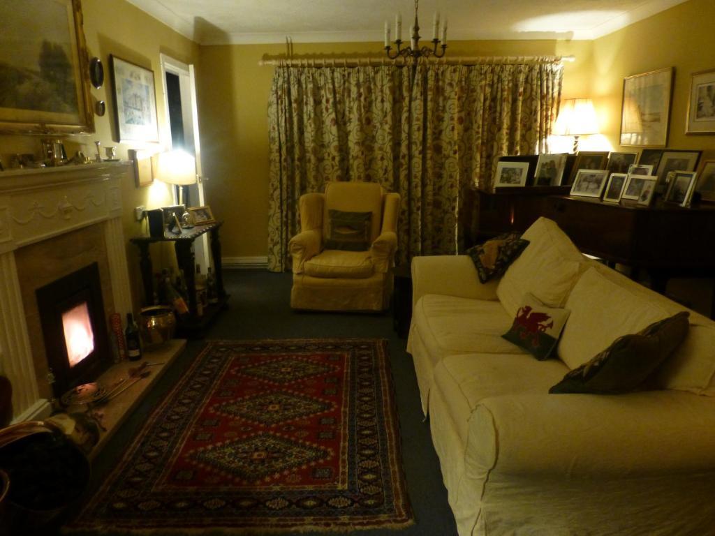 Bed and Breakfast Ty Carreg Лланвртид-Уэлс Экстерьер фото