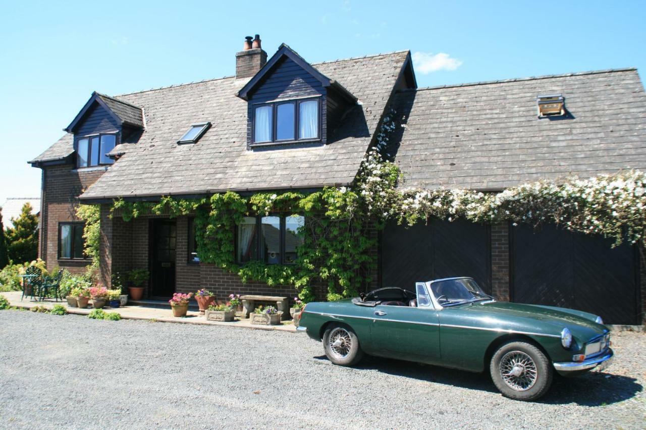 Bed and Breakfast Ty Carreg Лланвртид-Уэлс Экстерьер фото